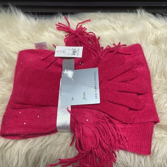 New York and Company Glove and Scarf Set - Picture 2 of 4